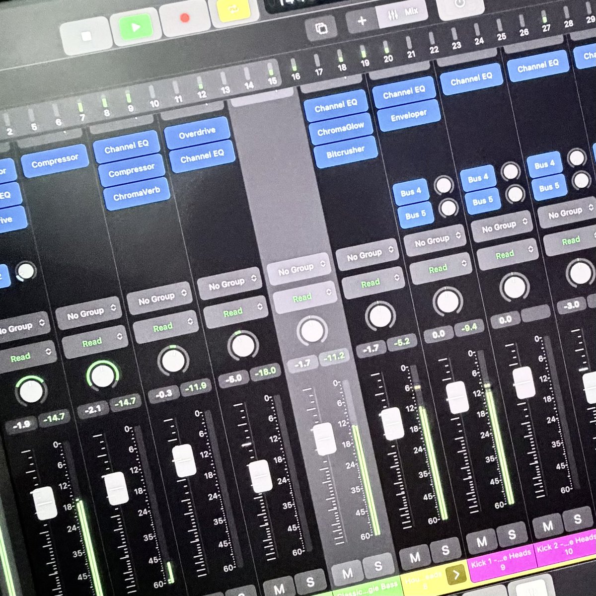 TetsushiAndo's tweet image. Apple Creator Studioを試してみたくて、iPad版Logic Proで曲作り👀
譜面に音符を描くように、
タッチでピアノロールに打ち込んでいく😌
このスケッチは後でMacで編集するつもりなのだが、曲によってはこのまま完結？

#DTM
#DTMer
#iPadPro