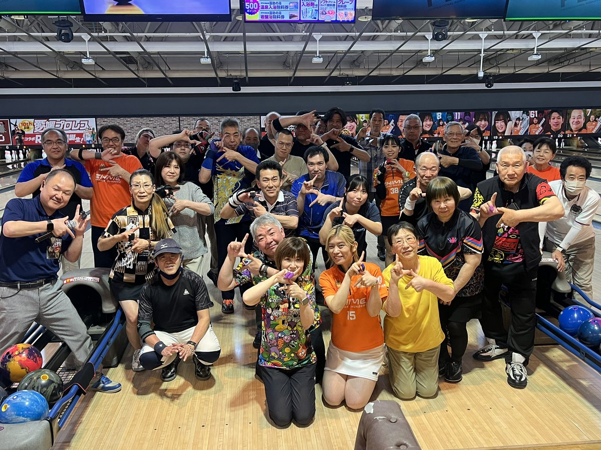 kit_kisuke's tweet photo. 愛媛オレンジサンダース親善
キスケKITカップ🎳
ゲストプロは
#幸木百合菜 プロ
#宇山侑花 プロ
飛行機遅延の関係で
ゆりぽんは途中参加になりました🤭
これも素敵な思い出です🤣
また来月お待ちしてます😀 https://t.co/fkAiWKuS3O