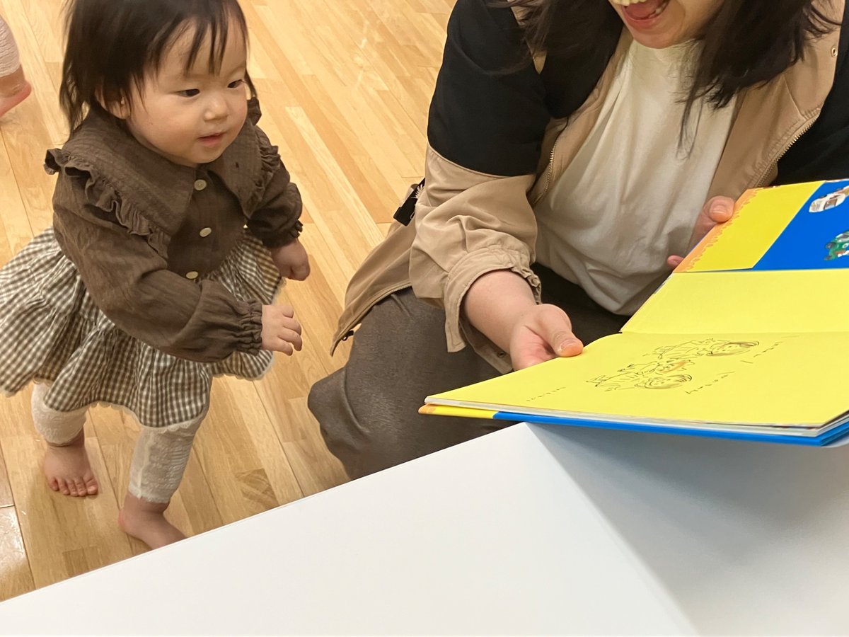 Tomakomai_lib's tweet photo. 【ウキウキ】

サイン会では、
カワダクニコさんがみんなの似顔絵を描いてくれていて、大人気でした🥰サラサラと���かれていて、
とってもかわいい似顔絵ばかりでした☺️
こねこねねこたちは、
しろやぱっつんが大人気でした🐱
＃カワダクニコ
＃苫図書室 https://t.co/xGsp3aYxg7