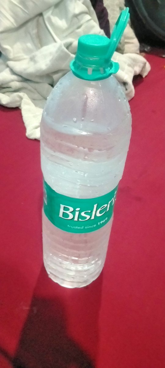 Bipiny241's tweet image. Welcome to Varanasi

यहां ऑनलाइन पेमेंट नही लेते, भले ही बनारस @narendramodi जी की #Smartcity है, यहां #Bislery बोतल के आड़ में धड़ल्ले से डुप्लीकेट पानी बेचा जाता है। यहां तीर्थयात्रियों और विद्यार्थियों को कभी नाश्ता के नाम पर तो कभी ऑटो किराया के नाम पर खूब लुटा जा रहा है
 2👉🏻