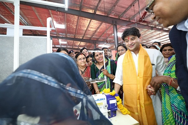 InvGurInd's tweet image. Jyotiraditya Scindia inaugurates Adani Group-backed garment hub in MP`s Shivpuri

investmentguruindia.com/newsdetail/jyo…

#Industry @AdaniOnline  @JM_Scindia  #PrivateSector #SkillDevelopment #Manufacturing #Investmentguruindia