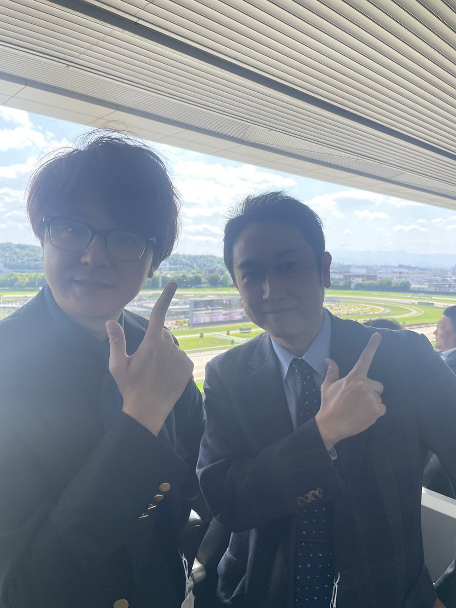 今日は東京競馬場に来てます✨

サンケイスポーツ賞フローラステークスを見に来たよ👀

監督と監督の奥様と誕生日のみうみう🎂

競馬場ってすっごい‼️‼️‼️‼️‼️