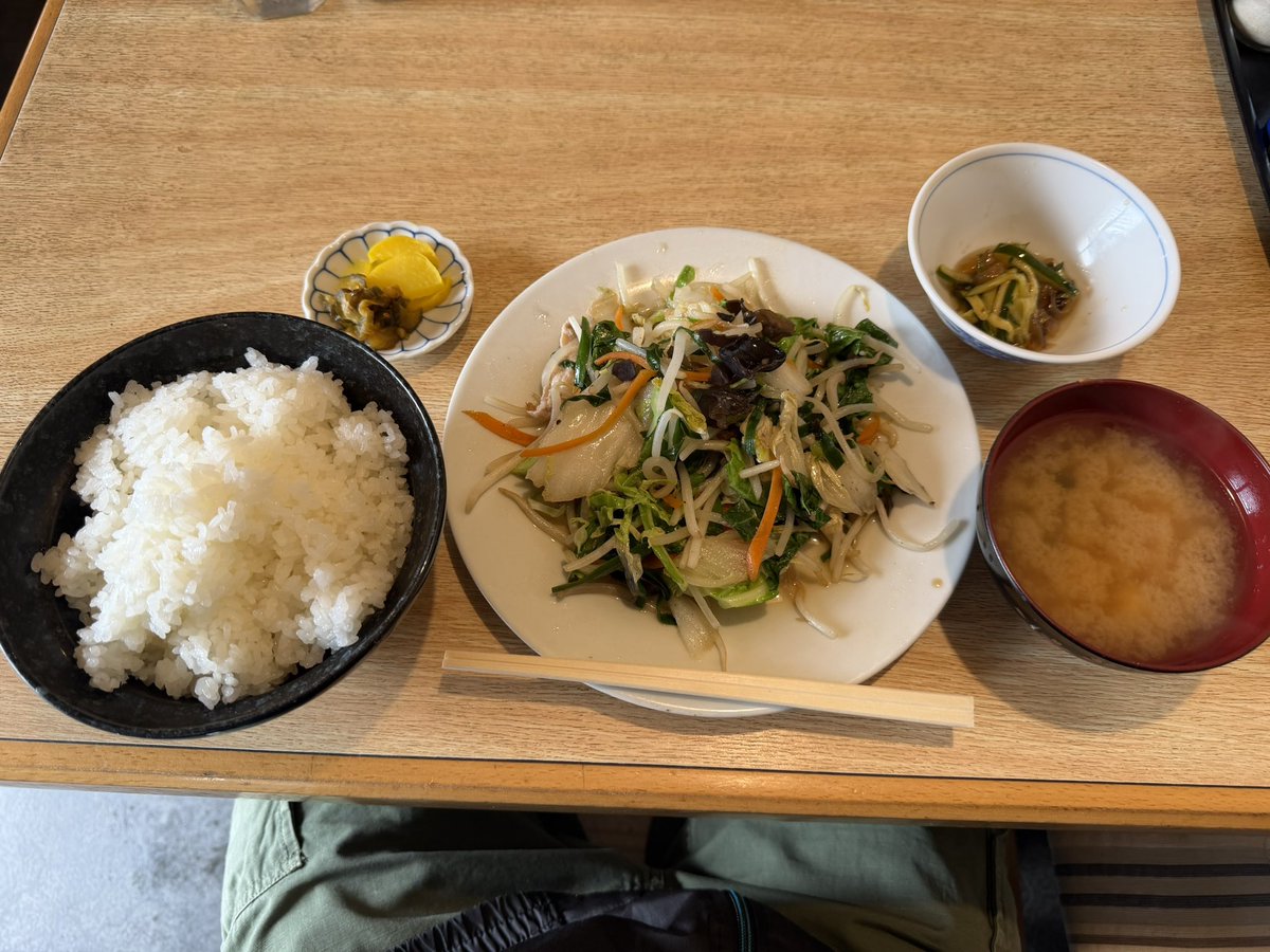 今日のランチは、野菜炒め定食のご飯大盛りで(^_^)
 #御食事処新保  #遅ランチ