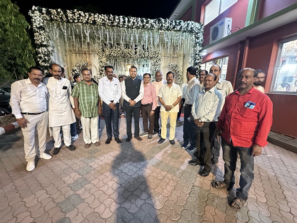 कल रात्रि महेश भवन जबलपुर, श्रीमती रंजना रणजीत सिंह ( पार्षद ) जी के यहां संदीप के लग्नोत्सव समारोह एवं माता की चौकी कार्यक्रम में जाना हुआ।

इस अवसर पर परिवारजनों से मुलाकात कर शुभकामनाएं प्रेषित की।