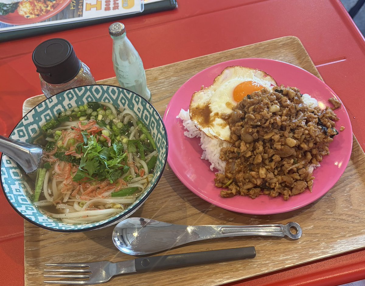 tama_chan_1967's tweet photo. ランチは #MooM さんで #パクチー 補給をしてきました🥰
#カオマンガイ 狙いで行ったけど、早々に売り切れで #ガパオライス にしました👍
口コミなのか、美味しいお店は混んでました😅 https://t.co/Gg0Q2Ju2sq