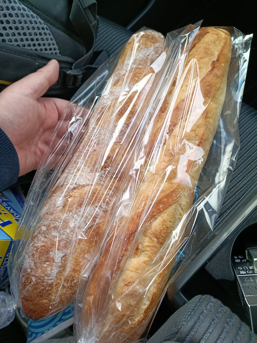 フランスパンをかっちった😂 後で冷凍しよう。 バタールとレトロ