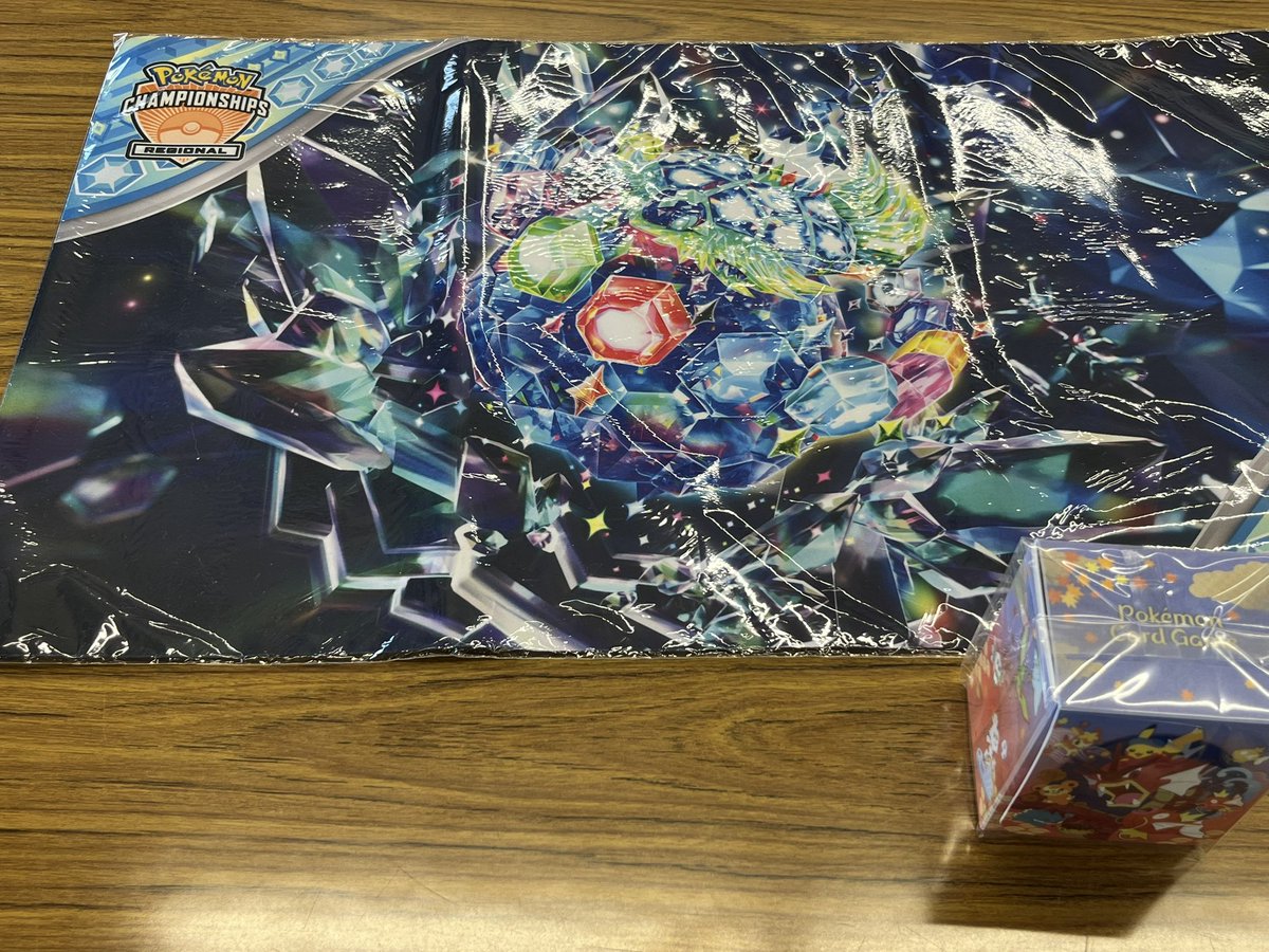 honjo_pokeka's tweet photo. 本荘杯の景品、公開します！
1位のムニキスゼロ1BOX
2位のリージョナルプレイマット(テラパゴス)
5~8位のデッキケースとパックとなります！
3位と4位の景品は大変申し訳ありませんがもう少しお待ち頂けると幸いです…
※3位と4位の景品は29日に改めて写真を公開させて頂きます。 https://t.co/c4v2Jxo1VE