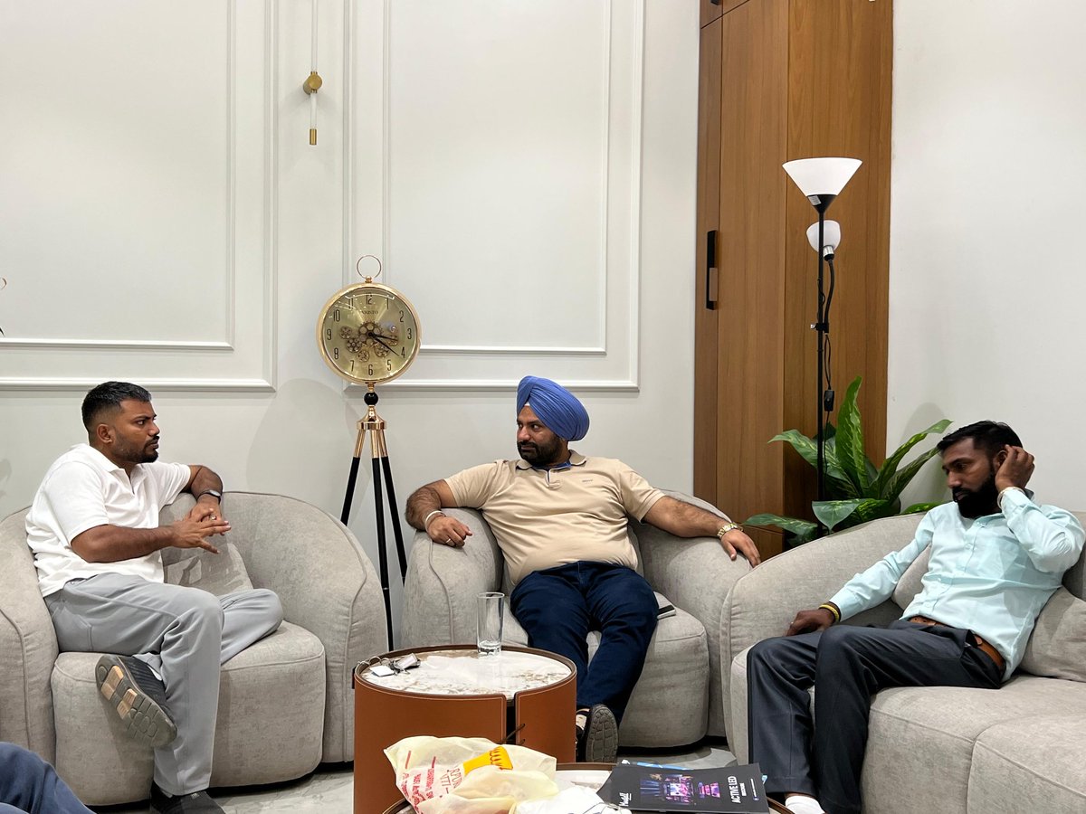 Ranjitpalpunjab's tweet image. ਦਿਨ ਦੀ ਤਰ੍ਹਾਂ, ਦਫ਼ਤਰ ਵਿੱਚ ਆਏ ਲੋਕਾਂ ਦੀਆਂ ਮੁਸ਼ਕਲਾਂ ਨੂੰ ਤਰਜੀਹ ਦੇ ਅਧਾਰ ‘ਤੇ ਗੰਭੀਰਤਾ ਨਾਲ ਸੁਣਿਆ ਗਿਆ।

#PublicService #DailyWork #PeopleFirst #listeningmatters #ranjitpalsinghpunjab 

@AamAadmiParty @AAPPunjab