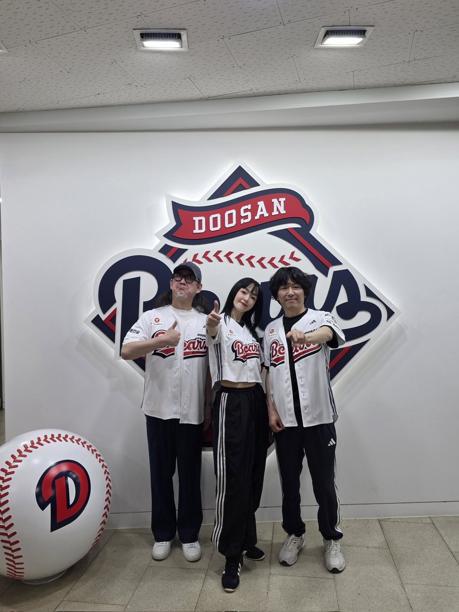 JaurimOfficial's tweet photo. DOOSAN BEARS D-STAGE BEHIND PHOTO

⚾️🤘🎵

#자우림 #JAURIM
#두산베어스 https://t.co/0HDxDkgqG1
