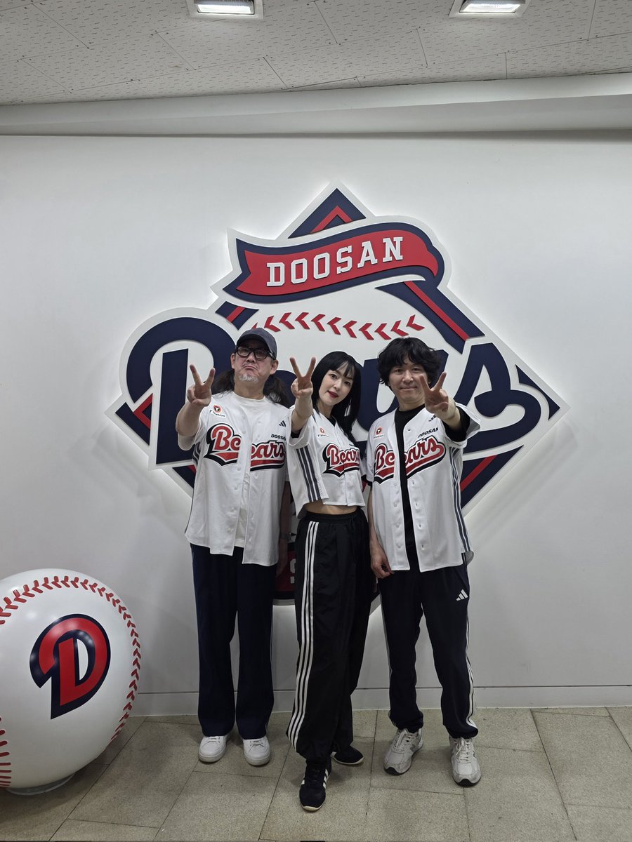 JaurimOfficial's tweet photo. DOOSAN BEARS D-STAGE BEHIND PHOTO

⚾️🤘🎵

#자우림 #JAURIM
#두산베어스 https://t.co/0HDxDkgqG1