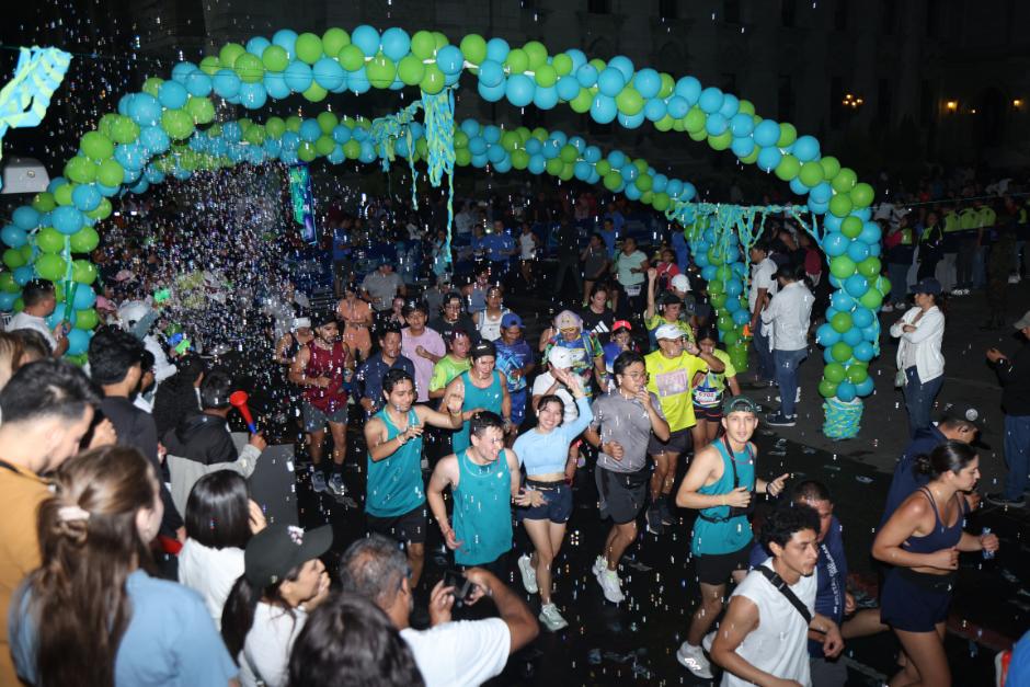 soy_502's tweet image. 🏃La gente le puso un toque diferente a la 10K nocturna

Como ya es costumbre, la gente le dio un toque especial a la 10K nocturna, en la que tuvieron participación miles de guatemaltecos que recorrieron varios puntos icónicos del Centro Histórico.

soy502.com/articulo/gente…