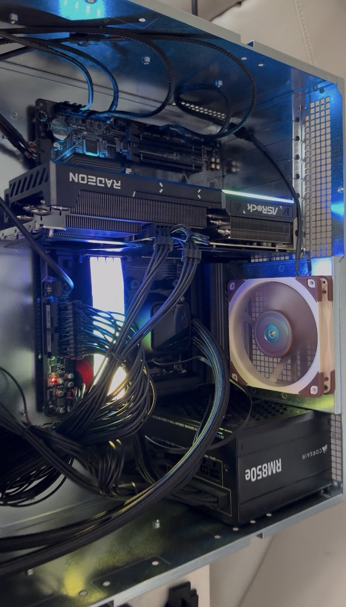 FisconVT's tweet photo. Just finished putting my pc in its new case! Glad to finally upgrade from a test bench 🧐 https://t.co/5gYLcIoZAi