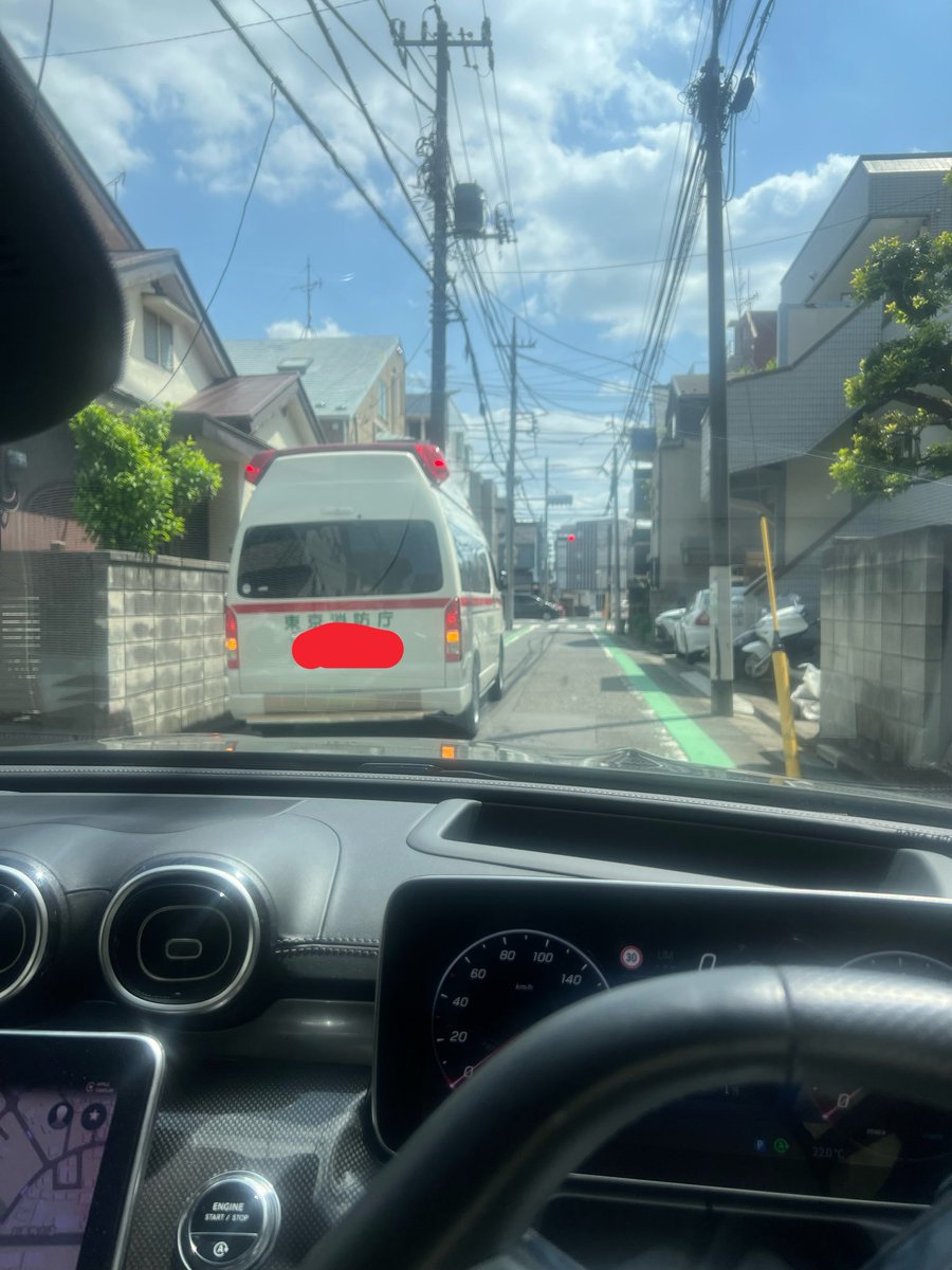 errr_25's tweet photo. 詰んだ…
一方通行✖️道幅狭い道✖️救急車(クラクション鳴らせない)
どうしたらいいん… https://t.co/BFMm27YSw5