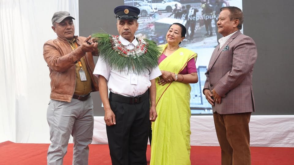 *
यो महान जिम्बेबार नागरिक प्रति नमन छ, जसले भाटभटेनी लुट्न र जल्न बाट जोगाए I
यिनको तुलना नेपाली सेना नामको ठुलो ठेकेदार संग हुन सक्दैन, जुन देश जल्दा रमिते बनेर बस्यो !!!