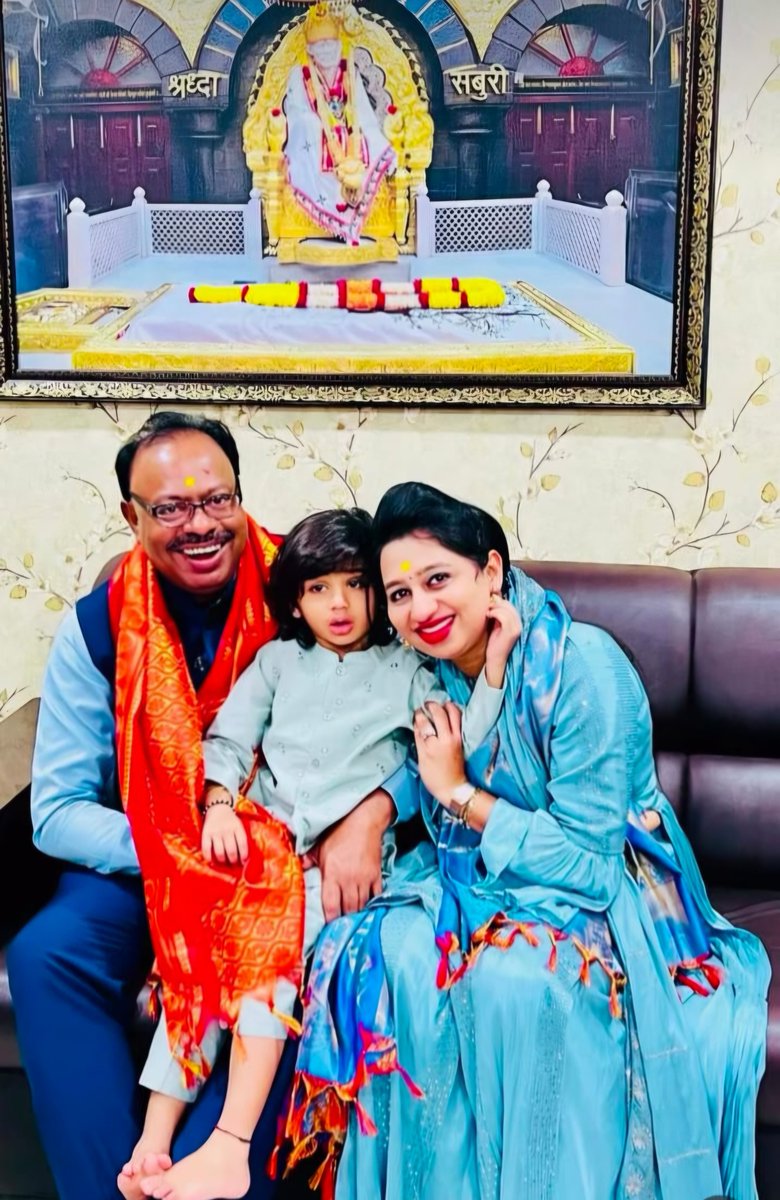 cbawankule's tweet photo. पायल… तुला जन्मदिनाच्या खूप खूप शुभेच्छा! 

आई जगदंबेच्या कृपेने तुझ्या सर्व इच्छा, आकांक्षा आणि स्वप्ने पूर्ण होवोत. तुला निरोगी व आनंदी दीर्घायुष्य लाभो, ही प्रार्थना.

माझी मुलगी पायल आई जगदंबेचा आशीर्वाद घेऊन आमच्या आयुष्यात लक्ष्मीच्याच पावलांनी आली. तिच्या जन्माने आमच्या आयुष्यात आनंद, उत्साह आणि सकारात्मकतेचा एक नवा अध्याय सुरू झाला. तिच्या हसण्यात, बोलण्यात आणि प्रत्येक छोट्या क्षणात मला नेहमी अपार समाधान मिळतं.

आजही तिचा एक साधा फोन आला की दिवसभराचा सारा थकवा क्षणात नाहीसा होतो आणि मन पुन्हा नव्या उर्जेने भरून जातं. तिचं प्रेम, तिची काळजी आणि तिचं अस्तित्वच माझं सर्वात मोठं बळ आहे.

पायल बाळा... आई जगदंबेचरणी प्रार्थना आहे की, तुझं आयुष्य नेहमी आनंद, यश आणि समाधानाने उजळून निघो.

तुला पुन्हा एकदा जन्मदिनाच्या खूप खूप शुभेच्छा आणि अनेक अनेक आशीर्वाद!

#HappyBirthday