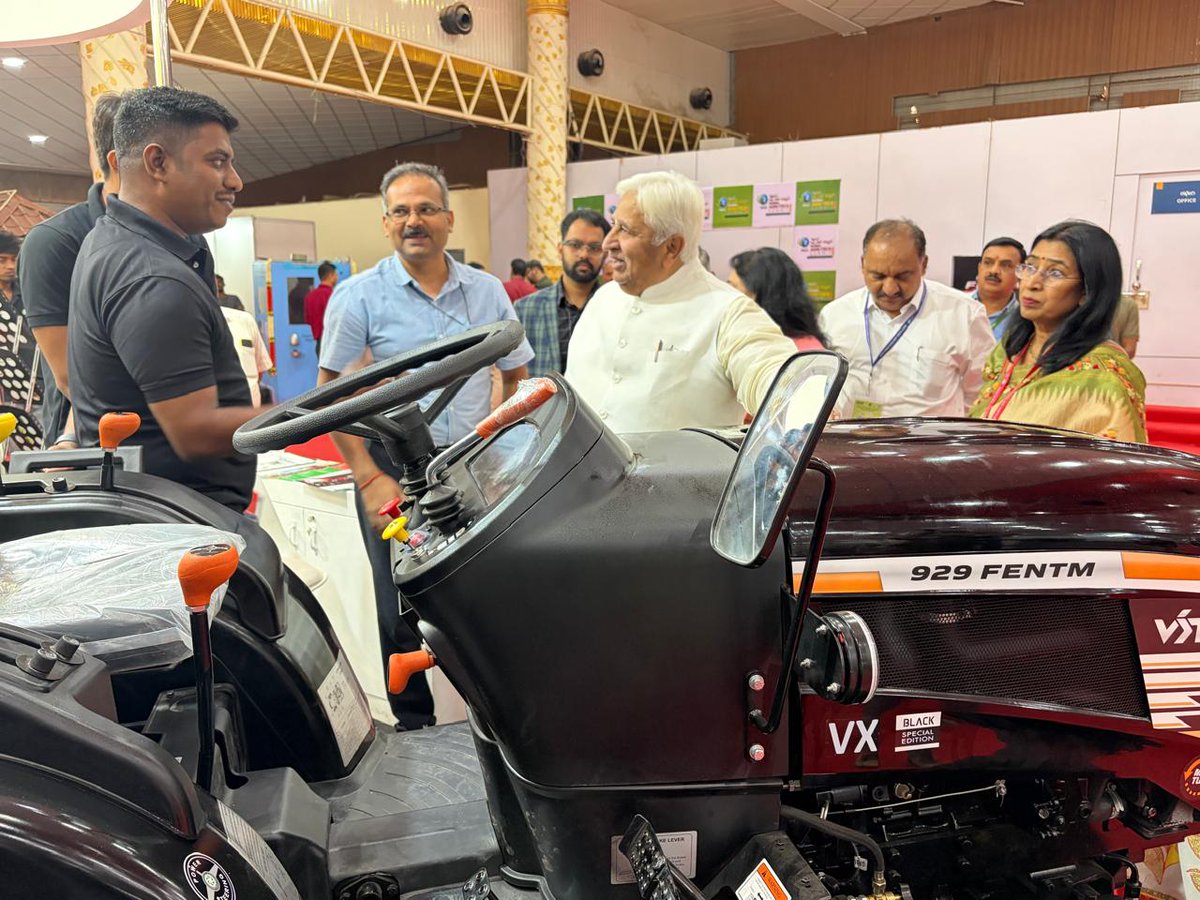 VST_Tillers's tweet image. Momentum Builds at the VST Stall 🌱🚜

We were pleased to receive Shri H. K. Patel Hon’ble Minister for Legislation and Tourism Department and Ms. Shruti Hariharan, a renowned actress at our exhibition space.

#FarmInnovation  #B2BConnect #FutureFarming #VST #GrowWithUs