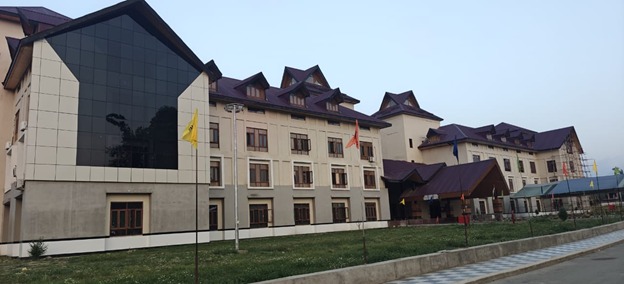 RisingKashmir's tweet image. #Woman Dies at #GMCAnantnag, #Family Alleges Medical Negligence

Reports @PeerzadaMansoor 

@DCAnantnag @AnantnagDIPRC
@sakinaitoo @OmarAbdullah
@AnantnagPolice

risingkashmir.com/woman-dies-gmc…