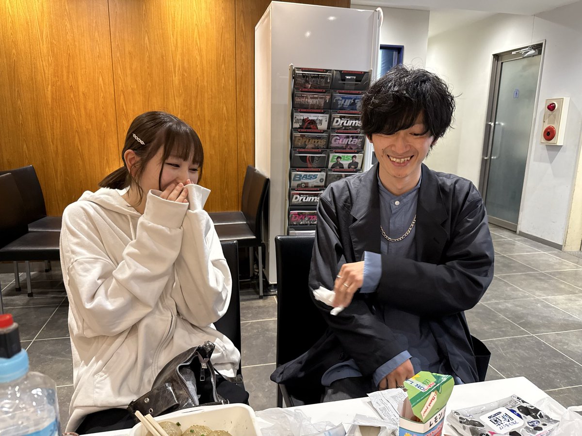 この前のリハ中✨

1枚目：待ち侘びた小籠包をワクワクで食べる予定だったあーち
(この時点で可愛すぎて記念撮影)

2枚目以降：小籠包の汁が爆発し、たまたま隣にいた平田先生に全部かかる
(あまりにもシャッターチャンス、Kaho、逃しません)

それでも、天使の平田先生でした👼🏻