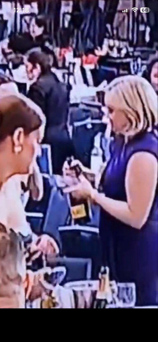 AnnieMac tweet media