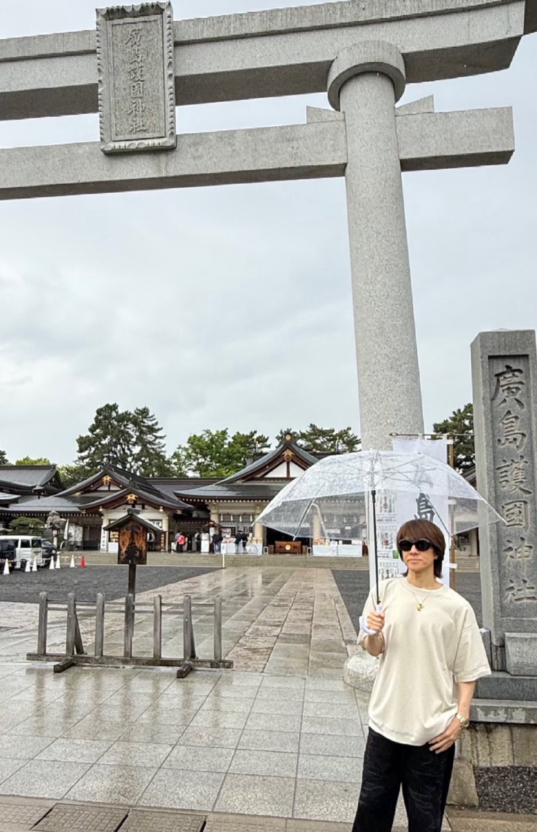 TAKAMI_HIROYUKI's tweet photo. 広島護国神社へエレナイ2026広島祈願へ行って参りました⛩️海外の訪問者も多く、静かな雨がこの時間を美しく際立たせていました✨今日もみんなで楽しく盛り上がっていきましょーッ😉🎉🎉🎉 #エレナイ広島 #広島護国神社 #広島城 #応援よろしくデス https://t.co/obMIhwd9Ej