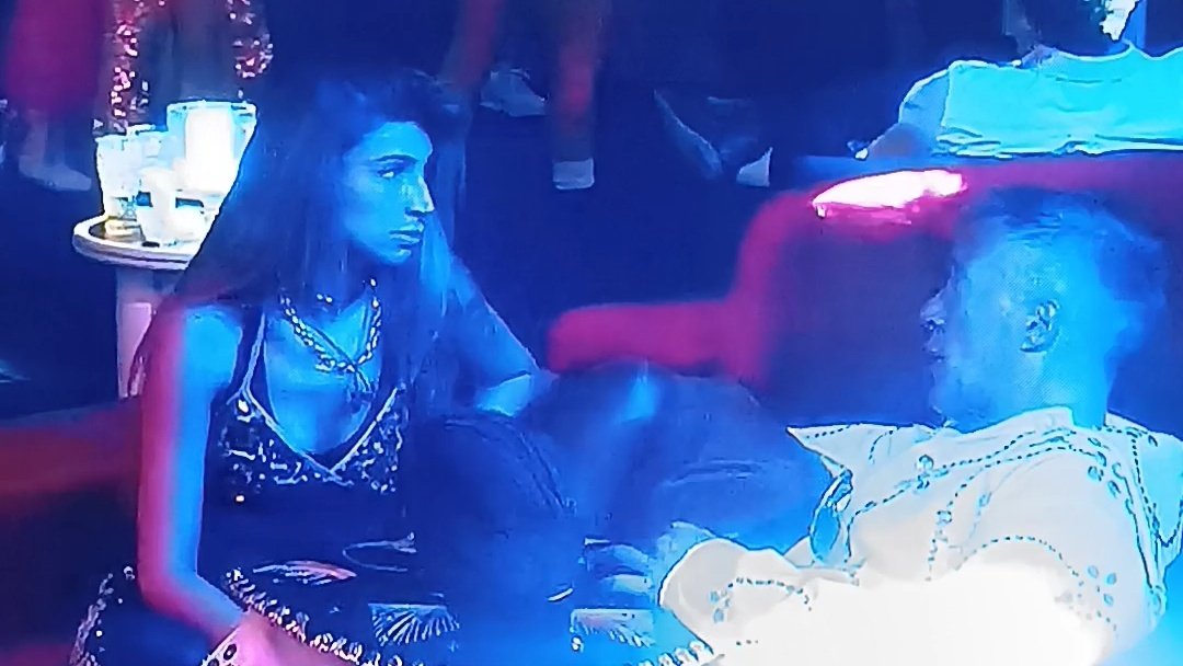 ghermanoar's tweet image. ¡Divertidísimos durante toda la noche! #Yipio en el sillón... Ahhh me equivoqué de foto #Sol y #Eduardo 😂 #GranHermano