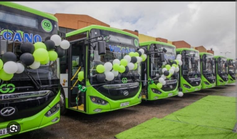 Mathieu_Uwi2023's tweet image. Efficiency at its best: With faster lanes, one bus can do 6 trips instead of 4. Lower costs for operators, better service for you. 💰 #Economy #PublicTransport