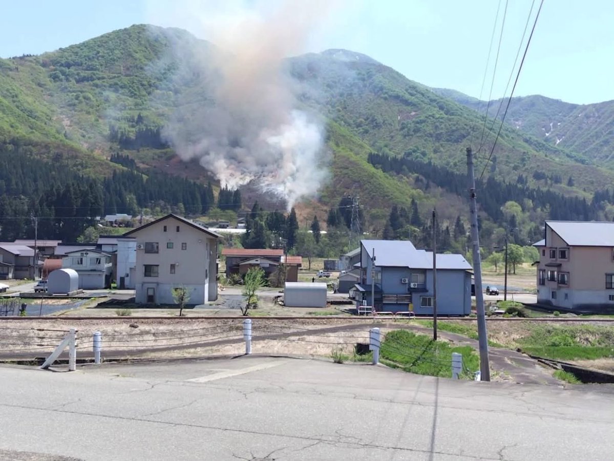 【速報】魚沼市赤土地内の権現堂で山火事が発生した。

地元の人の話では、一旦は収束に向かったが、消火しきれず、火の手は山頂のほうに広がっていると言う。