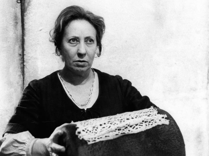 pierpi13's tweet photo. Lina Volonghi era in un ristorante milanese quel giorno dell'anno 1975 quando veniva pesantemente insultata da un uomo ben vestito. Era l'avvocato dei Fila di Biella, indispettito perchè l'attrice era salita sul palcoscenico ed aveva intrattenuto le operaie della Pettinatura Biella di Fegino, in sciopero ed occupazione da 464 giorni. In quella fabbrica dove si cardava e si pettinava la lana si esibirono in quei giorni anche Lucio Dalla, Giorgio Albertazzi, Ottavia Piccolo, un esordiente Gabriele Salvatores che tennero alto il morale di queste operaie che lottavano per il loro posto di lavoro. Questo nonostante che la fabbrica avesse ottenuto un finanziamento istituzionale di un miliardo di lire che venne utilizzato solo in piccola parte per la fabbrica della Valpolcevera. Una società nata come Lana e pelli nell'Ottocento, poi passata di proprietà ai Fila di Biella nel 1925. Il corteo per la Biella l'8 novembre del  1974 bloccò la città di Genova, unita per salvare i 280 posti di lavoro rimasti e messi in crisi da una cattiva volontà padronale, oltreché dall'arrivo sui mercati delle fibre sintetiche. Un settore, quello della lana, in cui Genova l'aveva sempre fatta da padrona.