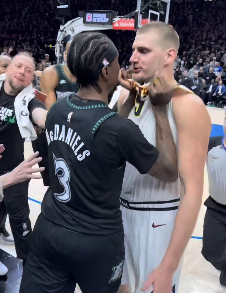 ريفز🇸🇴 tweet media