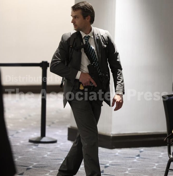 uncle_fury's tweet photo. More photos of the gentlemen of US Secret Service with MP7 https://t.co/p4TKpJzcqo