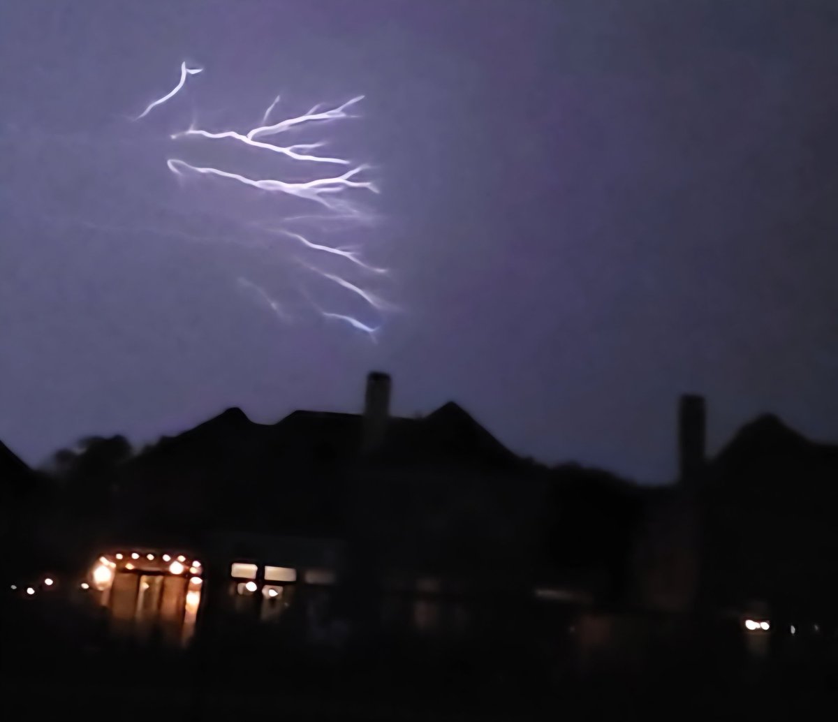 timewave0000's tweet photo. Dfw ligtning storm absolutely unreal https://t.co/SHMTXVdzPD