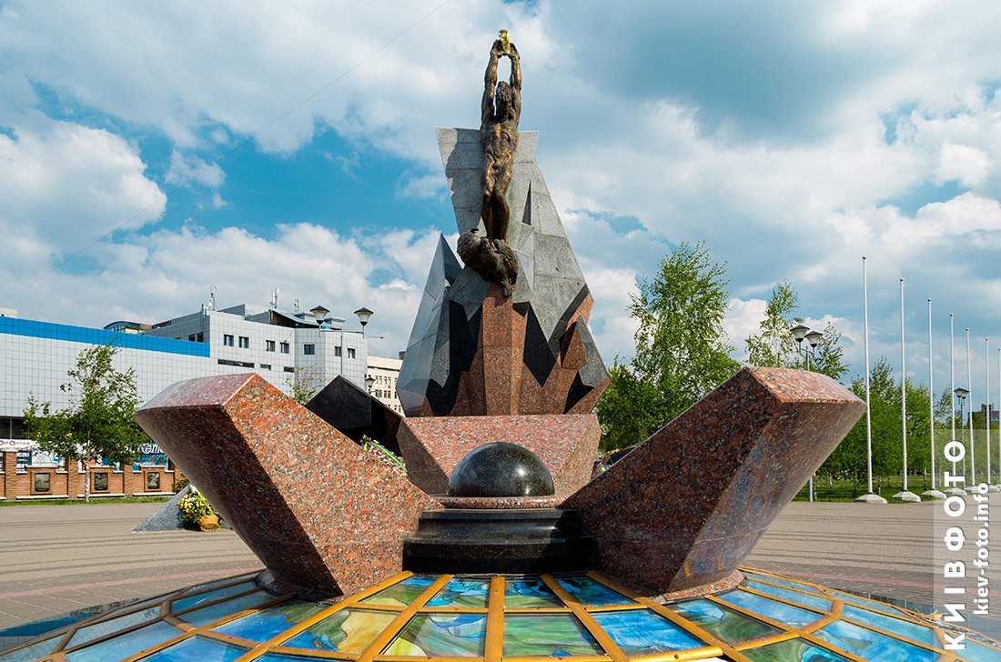 kievfoto's tweet photo. 40 років тому, в ніч проти 26 квітня 1986 р., сталася аварія на Чорнобильській АЕС — найбільша промислова ядерна катастрофа в історії людства.
На фото: кілька "чорнобильських" пам'ятних місць Києва  
#київфото #ЧАЕС #аваріянаЧАЕС #київ #chornobyl https://t.co/xsUtrcV43w