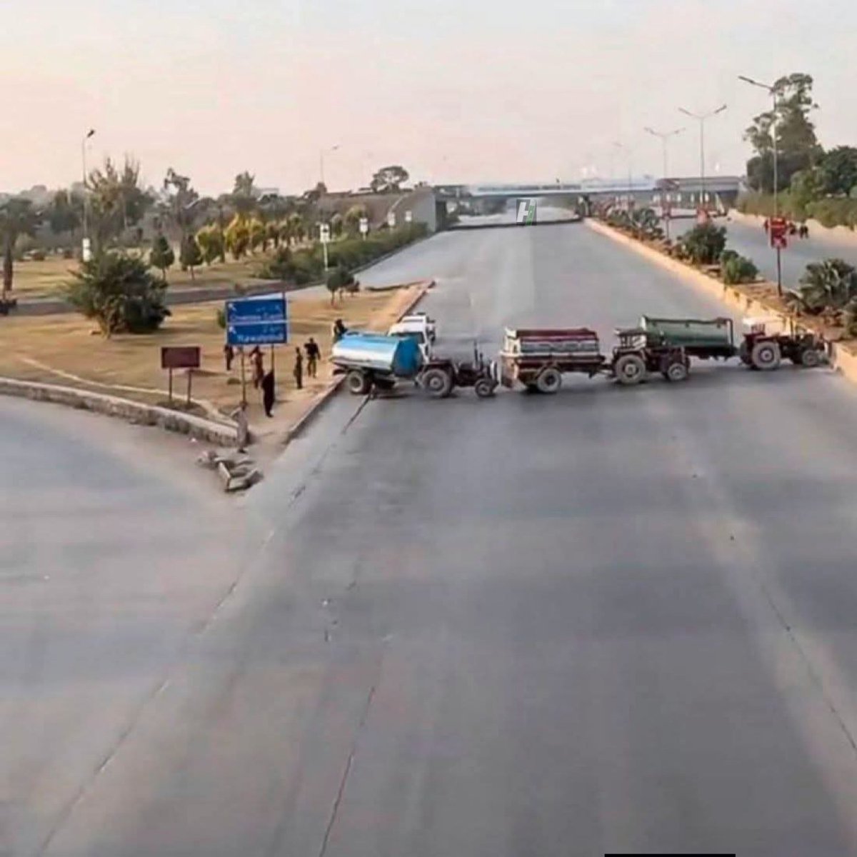 Hashaam11804's tweet image. یار اب تو پنڈی اسلام آباد کا محاصرہ ختم کردو،چودہری تشریف نہیں لارہے،

#PMIK #PTI #football #Pakistan #Islamabad #Rawalpindi #ImranKhan