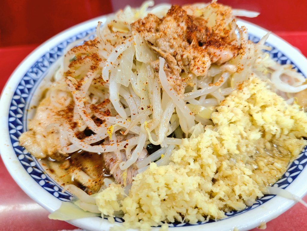 ラーメン二郎 越谷店
ラーメン+生姜

LT引くも伸ばせず結局負けランチ凸😢

超熱々鋭い非乳化スープガンギマリうま、旨味エグすぎるって😎

食感&amp;喉越し120点モッチモチコシジ麺からのしっとり豚を味わい無事腹パン

そろそろコシジつけ麺の時期かなとか思いながら帰宅🤣
 #ラーメン二郎  #ラーメン