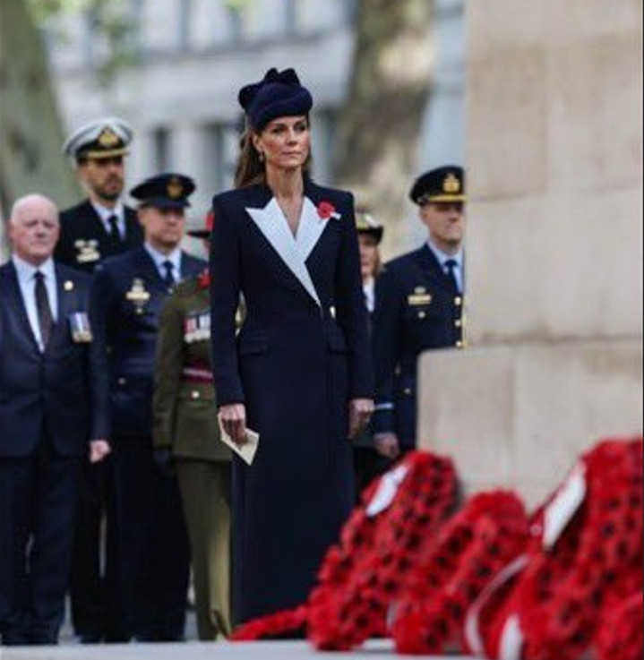 bornfirstkindly's tweet photo. Goes to work:
Stands in for the head of state of the UK, lays wreath to honor the fallen for the King, global media, very solemn occasion, historical significance, the entire kingdom watches, attended the service of thanksgiving.🇦🇺
Gets home:
Mama, my butt hurts.😂
#AlwaysAMom https://t.co/NlJJGLFoEg