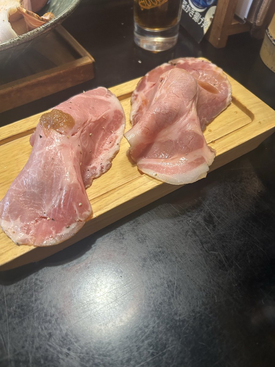 HIDE95774804's tweet photo. 宇都宮市みかさ　
支那そばネギ付け麺
ローストポーク握り
初のネギ付け麺　
ネギ横にどさっとチャーシュー乗ってたけど仲間にあげました
5枚
付け汁もネギも美味い　
初食感あっさりネギが癖に成る
握りも久しぶり　熟成低温調理が技有り
お代わりで2人前ご馳走様でした😋 https://t.co/Sqbk265Nkg