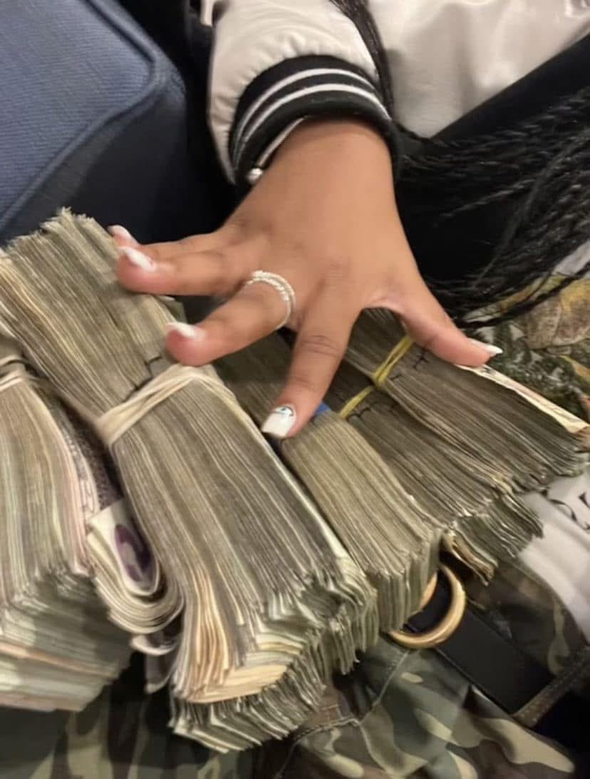 brianaaniysaa's tweet photo. Money is coming 
A large fucking amount too https://t.co/qp18ruttRK