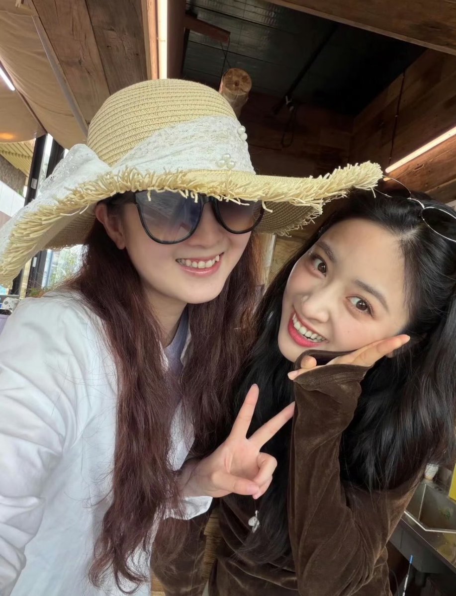 Xiao Shen slowly coming out of her nutshell and mingling with others 🥺

Aahhhhh my girl bestie! Everyone loves you so much. 

#ShenYue 

(c) Johnnnny_J