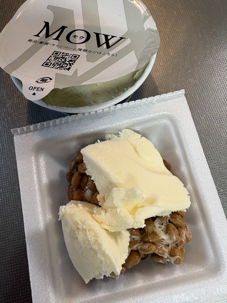 KaraageSuplex's tweet image. 今日のおやつ☔️

#MOW
#納豆デザート

とりあえず混ぜてトルコアイス風に🍨
伸びる伸びる〜
納豆の匂いが消えるので苦手な人も大丈夫かもしれんよ👌食感も新感覚😮
ちょうどきな粉があったので最後は味変して完食😋
一度は騙されて下さい👍