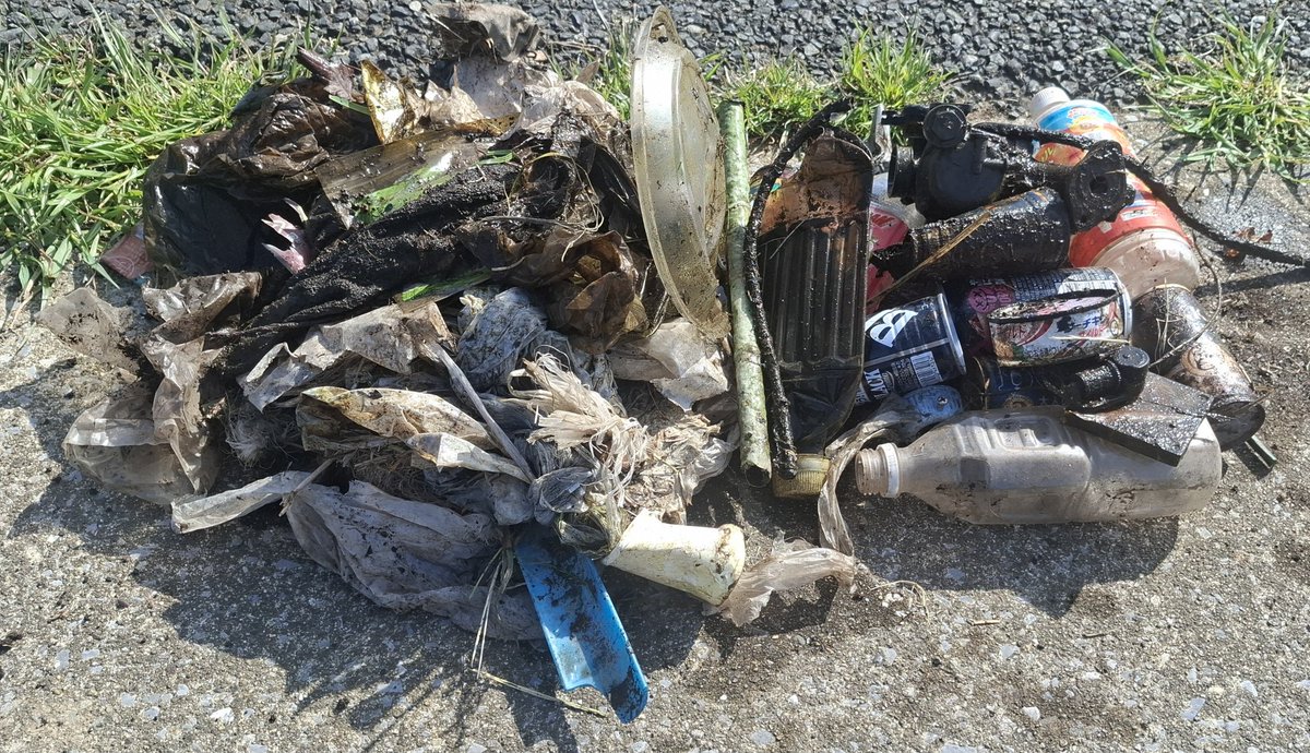 ddtstflmpact's tweet image. #川の清掃
#SDGs
ビール瓶・空き缶・ライター・ホウキ・靴・電子部品・ビニール袋(大量)携帯電話・原付バイク・😱😱😱