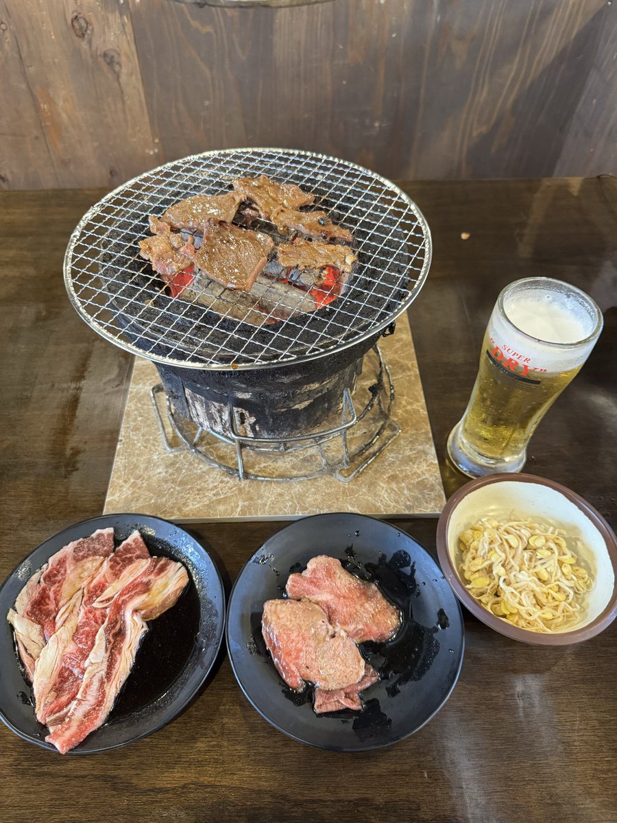 LordsScarlet's tweet photo. 良い天気なので5kmほどウォーキングした帰りに焼肉で🍻です。歩いていたら暑いくらいだったのでビール🍺が美味い😆 https://t.co/USqMDpsBqu