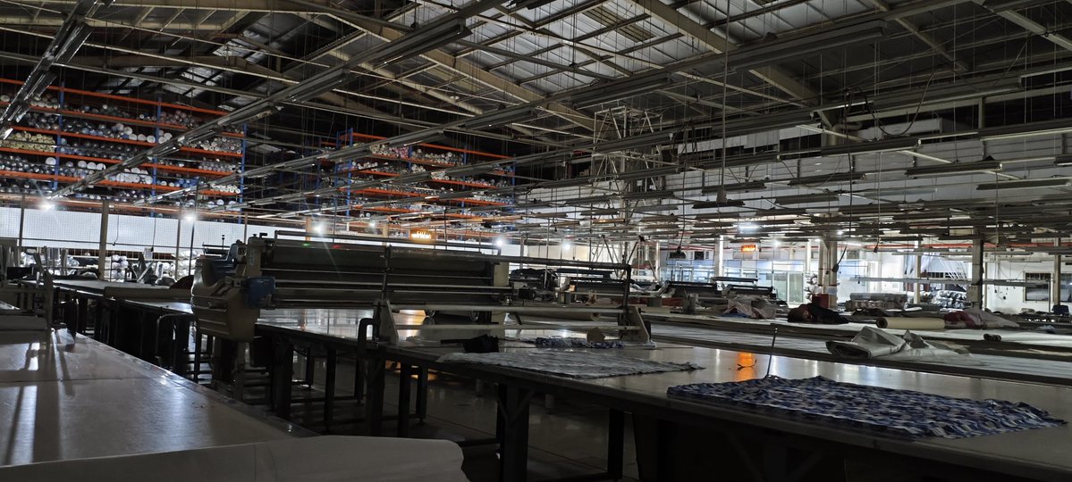 thalitawari86's tweet image. The atmosphere of the night in a factory during break hours. Everything looks so calm in contrast to the working time which is always full of people and the sound of machines
#NightRill #workshop
#mylife #Labor