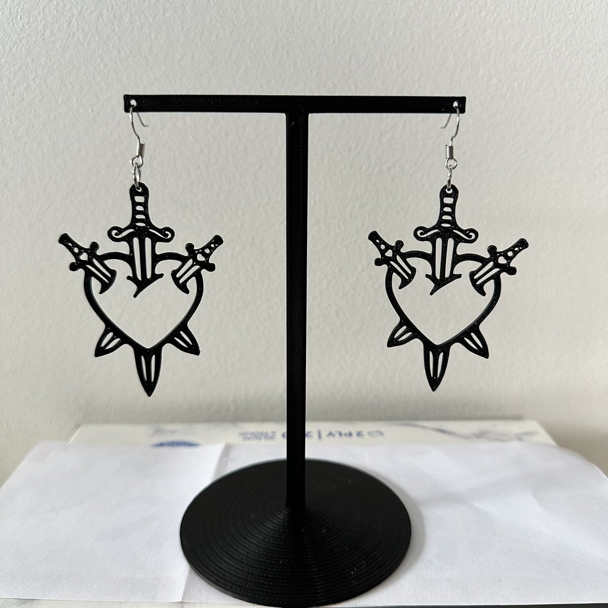 FortunesByFawn's tweet image. Three Of Swords Earrings
#threeofswords #heart #3Dprinted #handmade #earrings 
etsy.com/au/listing/447…