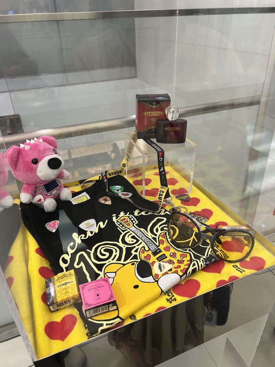 Takumakkyu's tweet photo. 久しぶりのLEMONed SHOP
hideサコッシュ、プレゼントに買って貰って嬉しい*・゜゚・*:.。..。.:*・'(*゚▽゚*)'・*:.。. .。.:*・゜゚・*アリガトウ❤︎
#hide #lemonedshop #ポップアップストア #静岡 #PARCO #彼女から #プレゼント #サコッシュ #うれしい https://t.co/sNKAUPAbHQ