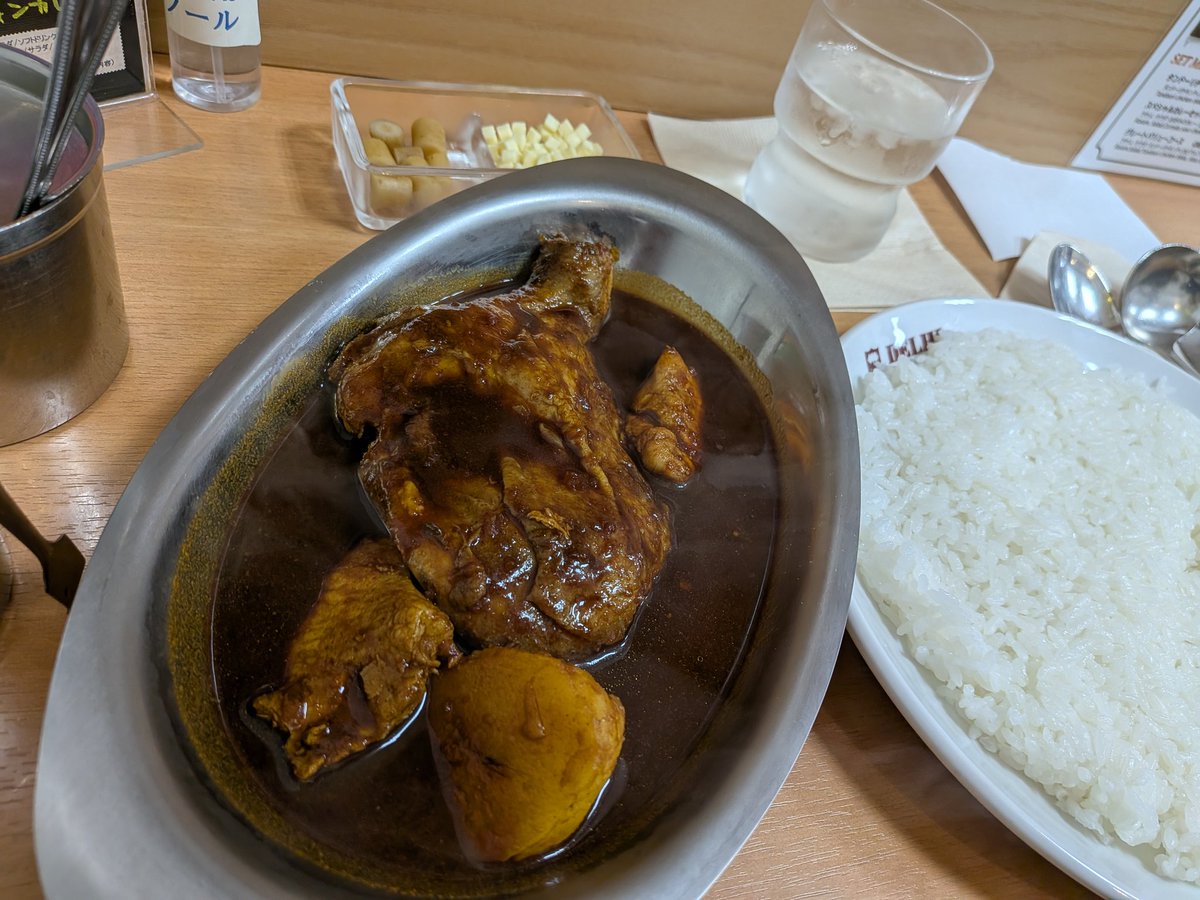 clashiho's tweet photo. 上野デリー 70周年！！
えっ70年も前からカレーライス作り続けてきたの！？冷静に考えるとおかしいなそれ（褒め）
70 前年を再現したカシミールカレーは肉がでかい。ちょうでかい。
これは当時、相当なご馳走だけど尖りすぎてたメニューだったのでは。 https://t.co/dtHpR90Mro