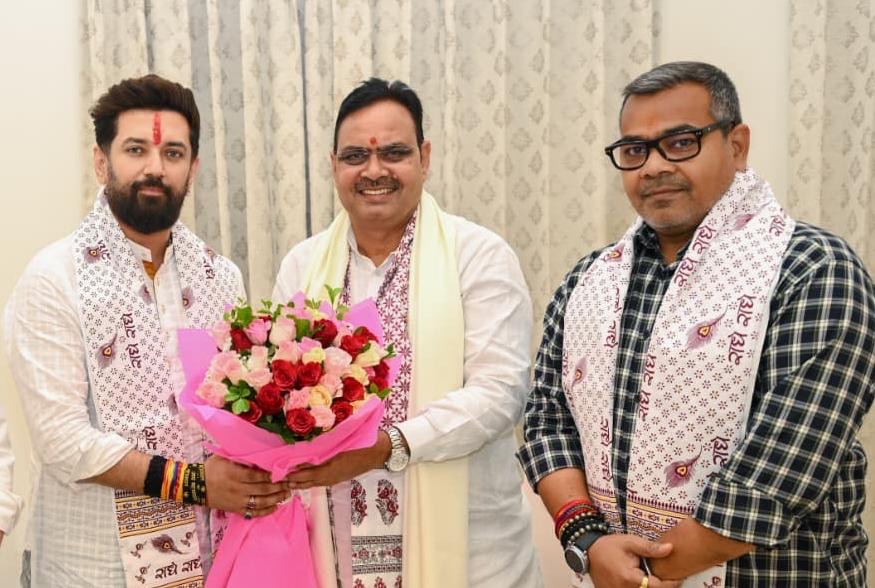 ArunBhartiLJP's tweet photo. हमारी पार्टी के राष्ट्रीय अध्यक्ष, माननीय केंद्रीय मंत्री श्री चिराग पासवान जी के साथ राजस्थान के माननीय मुख्यमंत्री श्री भजनलाल शर्मा जी से शिष्टाचार मुलाकात का अवसर मिला। उनका स्नेह और आत्मीयता सदा प्रेरणादायी है। 🙏

#ChiragPaswan #BhajanlalSharma #CMRajasthan #Rajasthan https://t.co/lKYWR934De