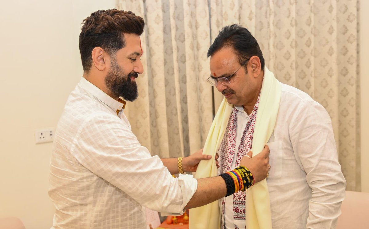 ArunBhartiLJP's tweet photo. हमारी पार्टी के राष्ट्रीय अध्यक्ष, माननीय केंद्रीय मंत्री श्री चिराग पासवान जी के साथ राजस्थान के माननीय मुख्यमंत्री श्री भजनलाल शर्मा जी से शिष्टाचार मुलाकात का अवसर मिला। उनका स्नेह और आत्मीयता सदा प्रेरणादायी है। 🙏

#ChiragPaswan #BhajanlalSharma #CMRajasthan #Rajasthan https://t.co/lKYWR934De