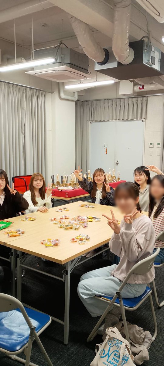 doshisha_bell's tweet photo. 🔔今日は最後の体験会🔔

来てくださった皆さん、ありがとうございました！
実際にベルを持って、みんなで音を重ねる楽しさを感じてもらえたかなと思います✨ 
「もう一度やってみたい」「ちょっと気になる」そんな方はぜひDMへご連絡ください！  #ハンドベル #春から同志社  #春から同女  #サークル https://t.co/3CbqJMDFd6