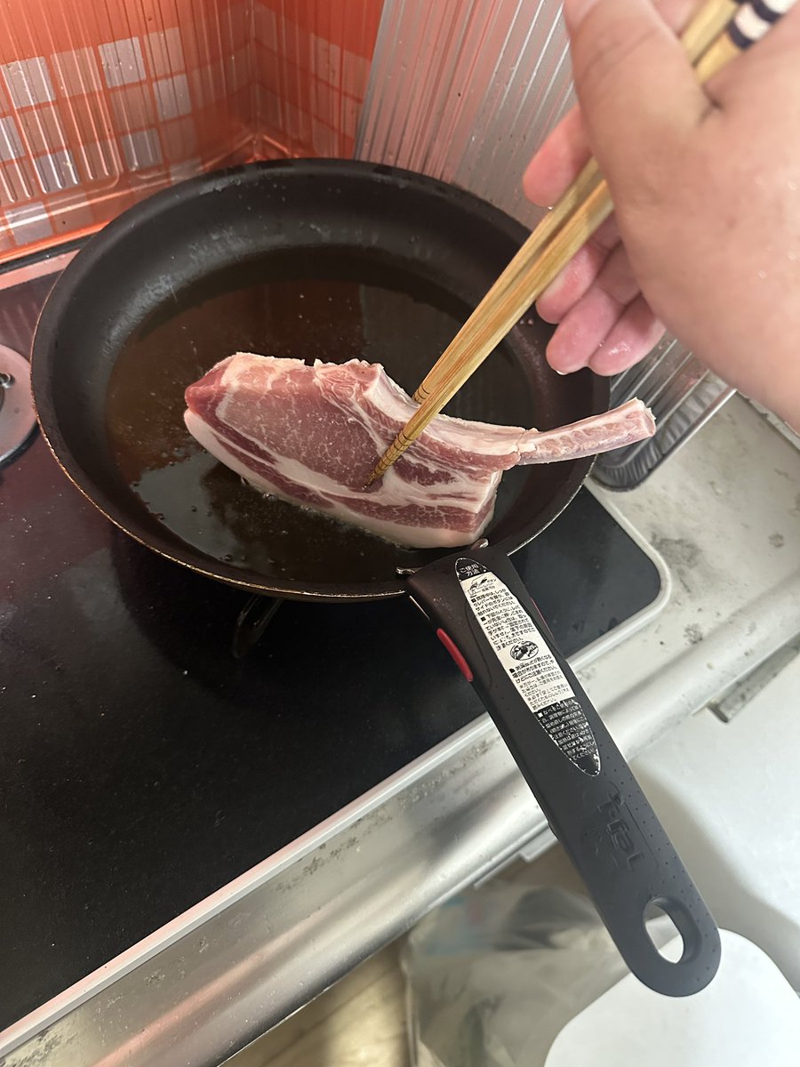 aquarianage1's tweet photo. ミートガイ
お試しセット ポークステーキ
分厚いし、脂身もデカいので
クラシル 一流のポークステーキの焼き方
見てからやった方が間違い無いです。脂身から焼かないと、火が通らない。
豚肉だから食べる前に、念の為切って確認したもんね。

美味しいし、手で骨持ってかぶりつく楽しみも良かった！ https://t.co/FeDndjtSWt