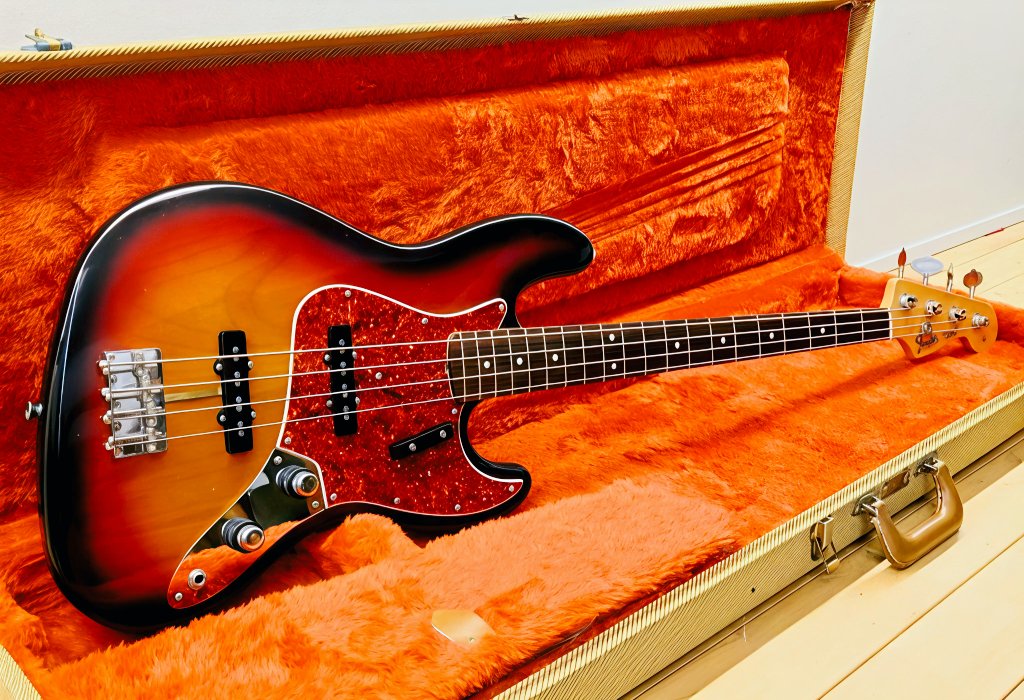 kazuma0709's tweet image. 購入からまだ三ヶ月しか経っていないのに愛着が湧きすぎて長年使ってきた感覚。
水曜にメンテナンスに出してわずか数日だけど、毎日触っていただけに一日千秋の思いで帰りを待っております。
こんなにハッキリ「待ち遠しい」と感じるのはいつぶりでしょうか。
#ベース #bass #fender #vintage